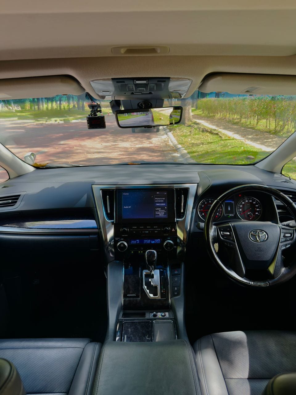 Toyota Alphard SC rental Malaysia — photo 2