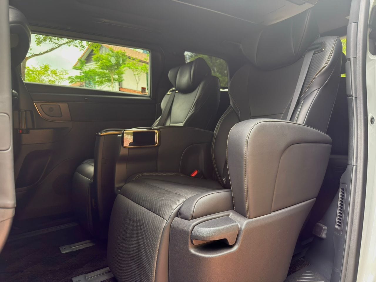 Toyota Alphard AGH 40 rental Malaysia — photo 4