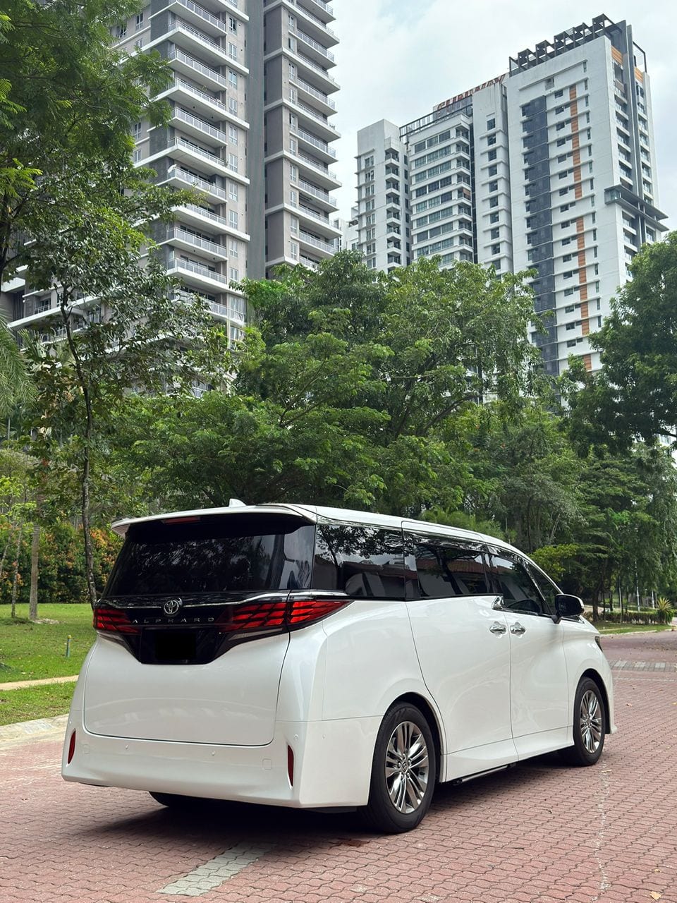 Toyota Alphard AGH 40 rental Malaysia — photo 5